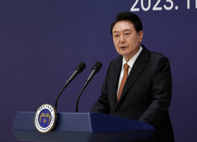 윤석열 대통령이 27일 서울 용산 대통령실 청사에서 열린 국가과학기술자문회의 민간위원 오찬 간담회에서 모두발언을 하고 있다. 연합뉴스