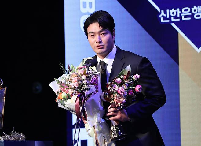 KT 박병호가 27일 서울 소공동 웨스틴조선호텔에서 열린 2023 신한은행 SOL KBO 시상식에서 1루수부문 수비상을 수상한 뒤 소감을 밝히고 있다. 2023.11.27. 정지윤 선임기자