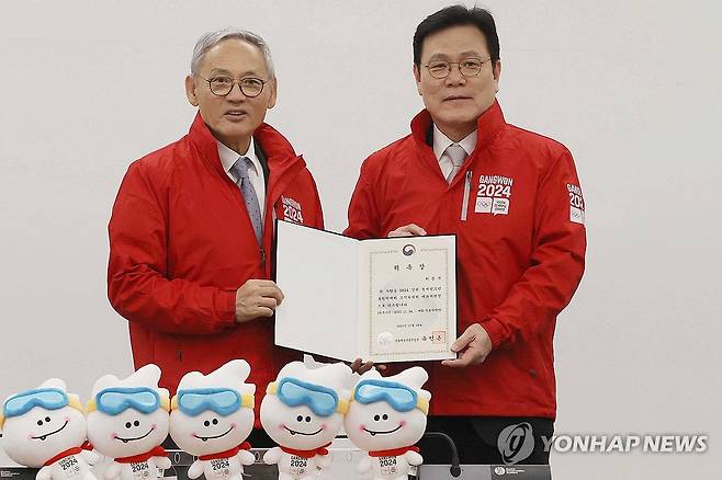 강원2024조직위 대표위원장 위촉식 (서울=연합뉴스) 강민지 기자 = 유인촌 문화체육관광부 장관(왼쪽)이 27일 오후 서울 종로구 국립현대미술관 대회의실에서 열린 '2024 강원동계청소년올림픽 조직위원회 신임 대표 위원장 및 자문위원 위촉식'에서 최종구 대표위원장과 위촉 기념촬영을 하고 있다. 2023.11.27 mjkang@yna.co.kr