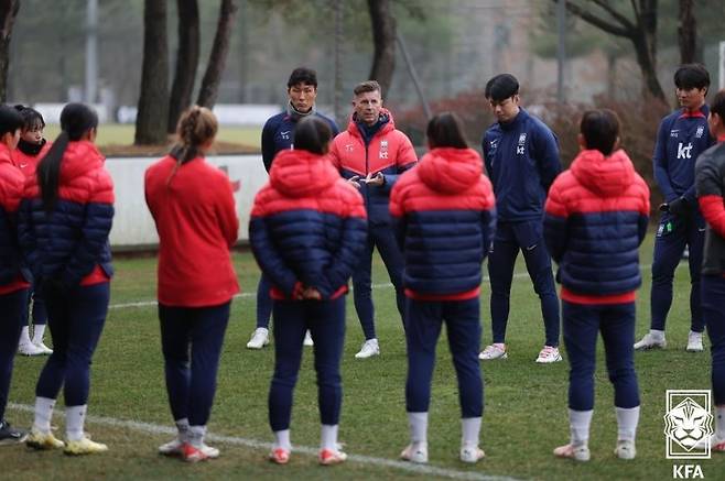 콜린 벨 감독과 대표팀 [대한축구협회 제공. 재판매 및 DB 금지]