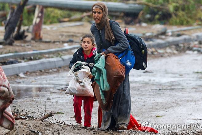 팔레스타인 가자지구를 걷고 있는 아이와 어머니 [로이터=연합뉴스]