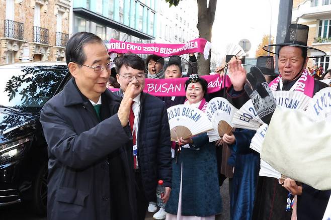 한덕수 국무총리가 28일 오후(현지시간) 프랑스 파리 외곽 팔레 데 콩그레에서 열리는 제173차 국제박람회기구(BIE) 총회에 도착해 행사장으로 입장하고 있다. 이날 BIE 총회에서는 부산이 도전장을 내민 2030년 세계박람회 개최지가 결정된다. (사진=연합뉴스)