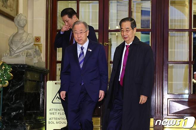 한덕수 국무총리와 반기문 전 UN 사무총장이 27일(현지시간) 프랑스 파리에서 2030 세계박람회(엑스포) 개최지 선정을 위한 국제박람회기구(BIE) 제173차 총회 PT리허설을 하기 위해 이동하고 있다. (국무총리실 제공) 2023.11.28/뉴스1 ⓒ News1 김명섭 기자