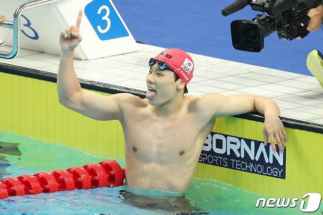 25일 오후 중국 항저우 올림픽 스포츠센터 수영장에서 열린 남자 자유형 50ｍ 결승전에서 대한민국 지유찬이 금메달을 확정지은 뒤 기뻐하고 있다. 2023.9.26/뉴스1 ⓒ News1 민경석 기자