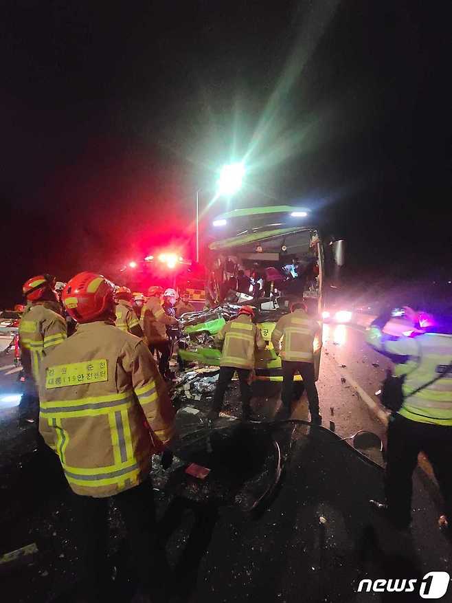 28일 오후 7시28분쯤 강원 춘천시 동산면 봉명리 소재 중앙고속도로 봉영2교(춘천방향)에서 31명이 탄 관광버스와 25톤 화물차가 부딪히는 사고가 발생, 16명이 중경상을 입은 것으로 나타났다. (강원도소방본부 제공) 2023.11.28/뉴스1
