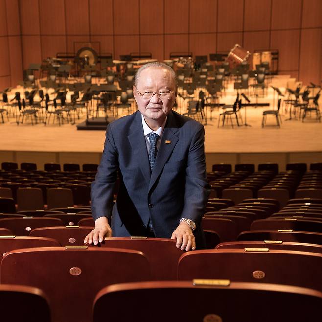 26일 개관한 서울아트센터 도암홀에서 만난 이대봉 회장. 성대 협착증으로 호흡이 불편한 그는 “젊어선 로렐라이도 곧잘 불렀다”며 웃었다. / 고운호 기자