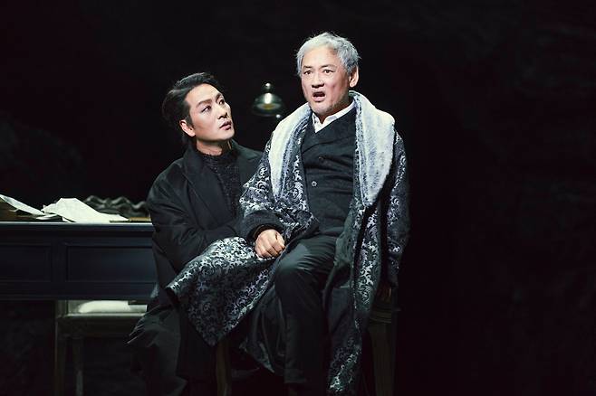 지난 4월 전석 매진을 기록한 연극 '파우스트'에서 메피스토 역의 박해수와 파우스트 박사 역의 유인촌이 열연하는 모습. /LG아트센터, 샘컴퍼니, ARTEC 제공