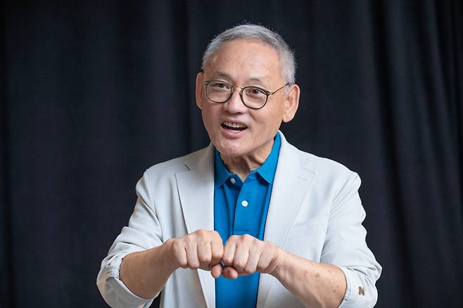 유인촌 대통령문화체육특보가 8월 15일 오후 자신의 사무실에서 조선일보와 인터뷰 하고 있다. 올해 72세인데도 그는 패기가 넘쳤다. /이태경기자