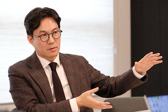 빅데이터 기반의 분석을 하는 김경민 교수는 자전거 타고 부동산 현장을 훑는 ‘임장 투어’를 중시한다. “지표가 놓치는 것들이 현장에 의외로 많기 때문”이다. /남강호 기자