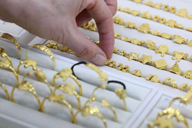 금값이 오르며 대표적인 금 제품인 돌반지 가격도 비싸져 돌 반지 선물에 대한 부담이 커지고 있다. 사진은 20일 서울 종로구 한국금거래소에서 판매 중인 돌반지의 모습. /뉴스1