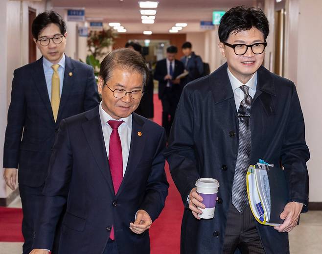 한동훈 법무부 장관(오른쪽)과 이정식 고용노동부 장관이 지난 10일 오전 서울 종로구 정부서울청사에서 열린 국무회의에 입장하고 있다. /연합뉴스