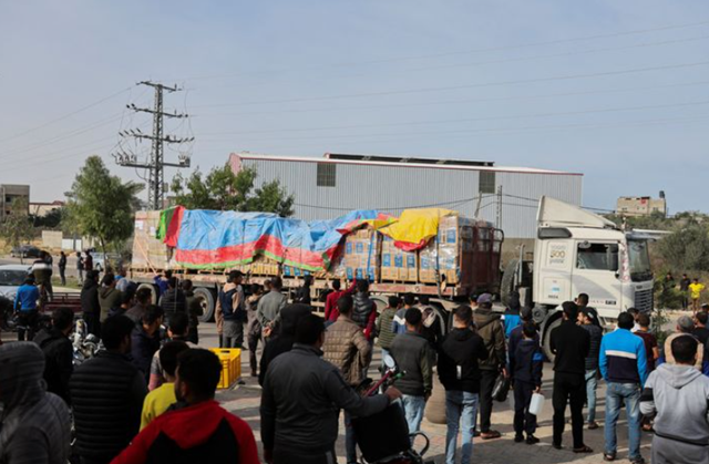 지난 26일 구호물자를 실은 트럭이 가지지구 남부 지역에 들어오자 팔레스타인 피란민들이 줄을 설 채비를 하고있다. ⓒ월스트리트저널 홈페이지 캡처