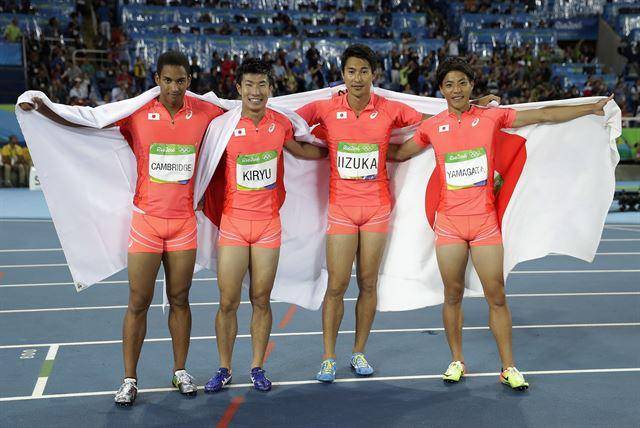 2016년 브라질 리우데자네이루 올림픽 남자 육상 400m 계주에서 은메달을 따내 세계를 놀라게 한 일본 육상 계주팀. 당시 팀 리더였던 이즈카 쇼타(왼쪽 세 번째)는 한국일보 인터뷰에서 "아시아 선수라고 단거리에 불리하진 않다"고 말했다. 리우=AP 연합뉴스