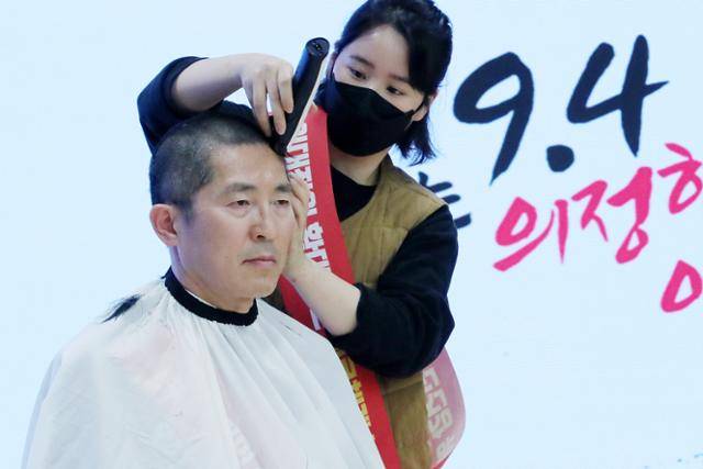 지난 26일 이필수 대한의사협회 회장이 서울 용산구 대한의사협회에서 열린 전국의사대표자 및 확대임원 연석회의에서 정부의 의대 정원 확대 정책에 반발하며 삭발식을 하고 있다. 뉴스1