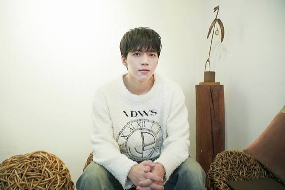 그룹 인피니트 남우현이 최근 서울 모처에서 진행된 첫 솔로 정규 앨범 '화이트리' 발매 기념 인터뷰에서 포즈를 취하고 있다. [사진=블레이드엔터테인먼트]