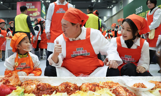 어제(27일) 경기 고양 킨텍스에서 열린 '나눔과 봉사의 국민 대통합 김장행사'에 참석한 윤석열 대통령과 김건희 여사 (사진, 대통령실)