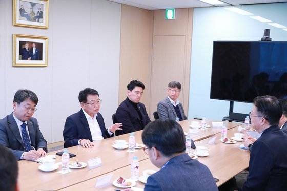 손병복 울진군수(왼쪽 둘째)가 한화리조트 서울 본사를 찾아 경영진에게 백암온천 영업 중단 결정 철회를 요청하고 있다. [사진 울진군]