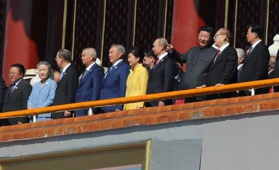 2015년 9월 3일 오전 중국 베이징 천안문 광장에서 열린 '중국 항일 및 세계 반(反)파시스트 전쟁 승리 70주년 기념 대회'에서 박근혜 대통령(오른쪽에서 다섯번째)이 중국 시진핑 주석과 함께 성루에서 열병식을 참관하고 있다. 박근혜 대통령 오른쪽으로는 블라디미르 푸틴 러시아 대통령과 시진핑 중국 주석이 서 있다. 중앙포토