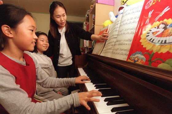 가정에서 피아노를 가르치는 모습. 중앙포토