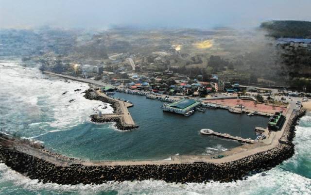 ▲ 해양수산부로부터 기본계획이 조건부 승인된 동해 어달·대진·노봉 어촌활력증진사업이 2024년 상반기 설계에 이어 하반기에 본격 착공에 들어가 오는 2025년 12월 준공될 예정이다. 대진항과 마을 모습.