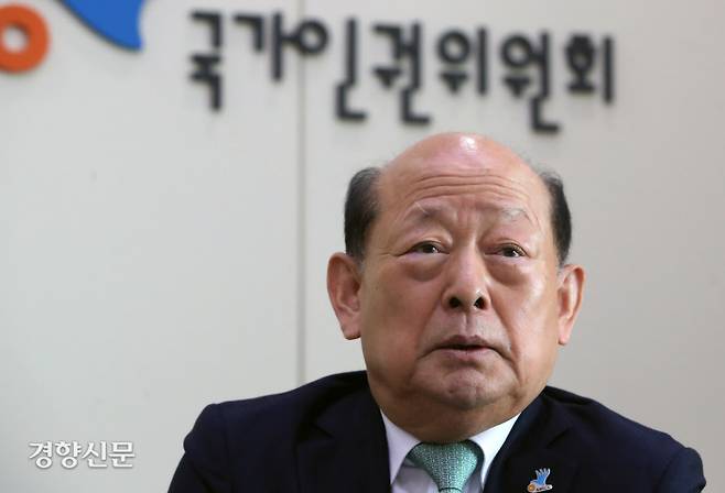 송두환 국가인권위원장이 지난 21일 서울 중구 인권위 접견실에서 경향신문과 인터뷰하고 있다. 송 위원장은 “지금은 사람들이 인권적 시각에서 ‘과연 바람직한 것인가’를 당연하게 생각하는 분위기가 됐다. 바람직한 변화”라면서도 “앞으로도 가야 할 길이 많이 남아 있다”고 했다. 서성일 선임기자 centing@kyunghyang.com