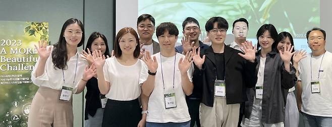 아모레퍼시픽은 ‘어 모어 뷰티풀 챌린지’를 통해 사회 및 환경 분야의 사회적 가치를 창출하는 스타트업을 발굴·육성하고 있다.