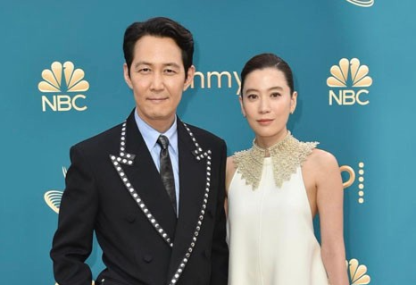 지난해 9월에 열린 제74회 에미상 시상식 레드카펫 행사에 동반 참석한 이정재(왼쪽)와 임세령. [사진출처=에미상 공식 SNS]