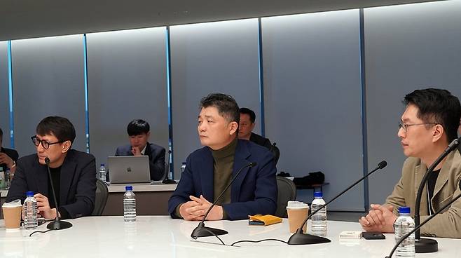 김범수 창업자가 카카오 공동체 주요 CEO들과 쇄신안을 마련하기 위해 회의를 주재하고 있는 모습. <사진=카카오>