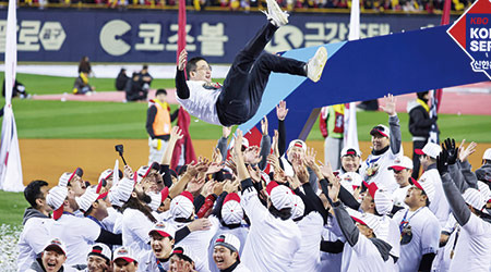 LG트윈스가 29년 만에 한국프로야구 통합 우승을 차지했다. 하위권을 전전하던 약팀은 뼈를 깎는 개혁을 통해 최고의 팀으로 거듭났다. 구단주의 지원 아래 조직의 근본적인 문제를 해결했고 마침내 그 결과 우승으로 이어졌다. (연합뉴스)