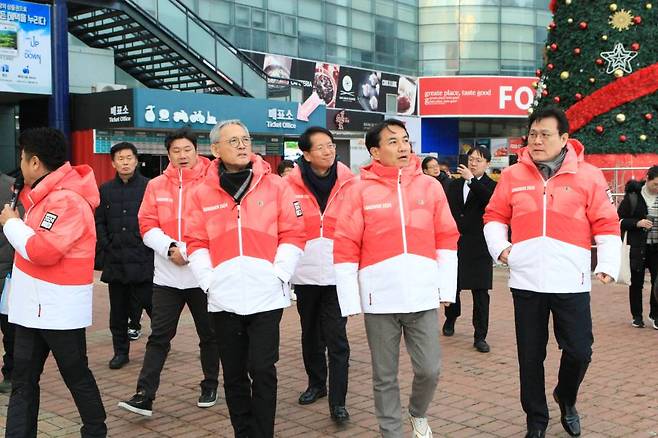 [원주=뉴시스] 김의석 기자 = 28일 오후 강원 원주시 육민관고등학교에서 성화투어를 끝낸 유인촌 문체부장관과 김진태 도지사가 2024 강원동계청소년올림픽의 성공 개최를 위해 스키와 스노우보드 경기가 펼쳐지는 웰리힐리 스노우파크 현장 점검에 나섰다. '2024 강원동계청소년올림픽'은 내년 1월 19일부터 2월 1일까지 도내 평창군, 강릉시, 정선군, 횡성군에서 열린다. 2023.11.28.