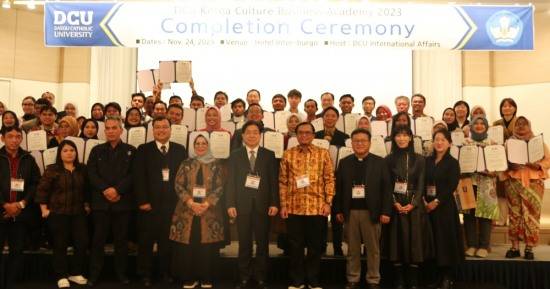 지난 24일 대구 인터불고 호텔에서 열린 대구가톨릭대 인도네시아 정부 교육문화연구기술부 공무원 연수 수료식에서 연수단과 관계자들이 기념 촬영을 하고 있다.[대구가톨릭대 제공]