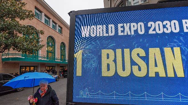 부산 엑스포 유치를 결정할 제173차 세계박람회 기구(BIE) 총회를 하루 앞둔 27일 오전(현지시간) 최종 투표가 열릴 파리 인근 이시 레 물리노 팔레드 콩그레에 앞을 부산 세계박람회 홍보 차량이 지나가고 있다. 연합뉴스