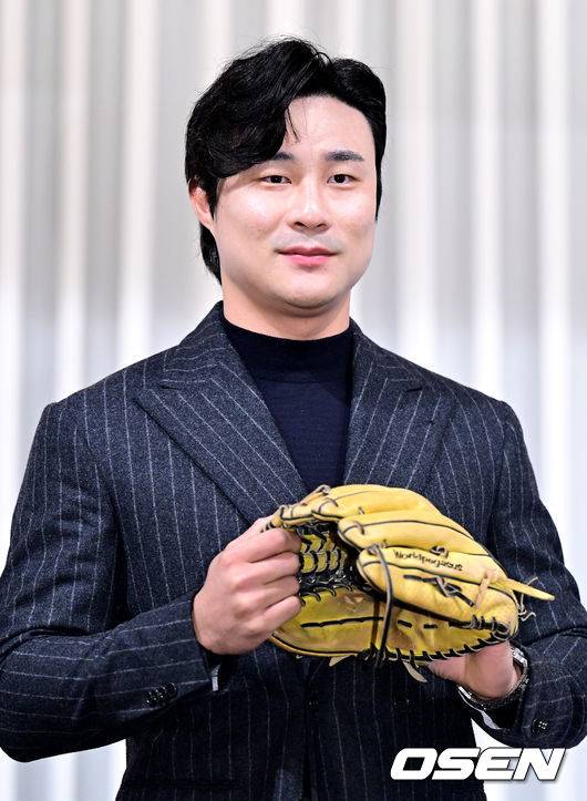 [OSEN=최규한 기자] 메이저리거 김하성(28·샌디에이고 파드리스)이 20일 서울 청담동 리베라 호텔에서 ‘메이저리그 골든글러브(유틸리티 부문) 수상’ 공식 기자회견을 가졌다.한국인 선수 최초로 메이저리그 골드글러브를 받은 김하성은 아시아 선수로 스즈키 이치로에 이어 두 번째 선수가 됐다. 이치로는 외야수로 2001~2010년 시애틀 매리너스 시절 10년 연속 골드글러브를 수상했다. 김하성은 아시아 내야수 첫 수상자로 역사에 이름을 남겼다.&nbsp;김하성이 포토타임을 하고 있다. / dreamer@osen.co.kr