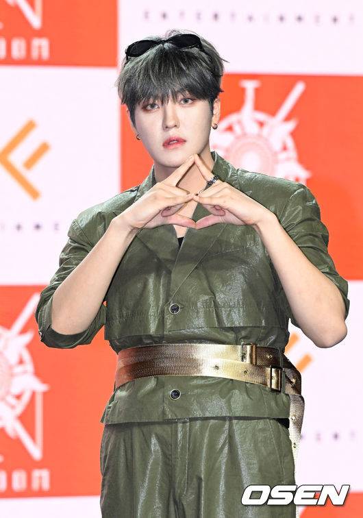 [OSEN=이대선 기자] 18일 오전 서울 강남구 일지아트홀에서 킹덤(단, 아서, 무진, 루이, 아이반, 훤, 자한) 미니 7집 'History Of Kingdom : Part Ⅶ. JAHAN(히스토리 오브 킹덤 : 파트 7. 자한)' 발매 기념 쇼케이스가 열렸다.킹덤 루이가 포토타임을 가지고 있다. 2023.10.18 /sunday@osen.co.kr