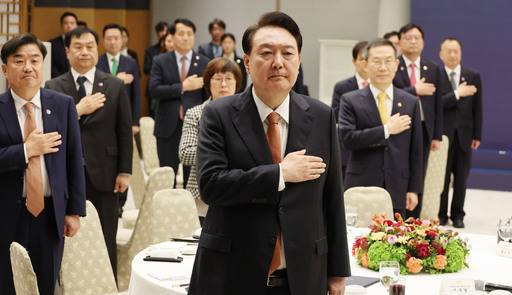 윤석열 대통령이 27일 서울 용산 대통령실에서 열린 국가과학기술자문회의 오찬 간담회에서 국민의례를 하고 있다. 윤 대통령은 이날 “대한민국이 저성장의 늪에서 빠져나와 새롭게 도약하기 위해서는 연구개발(R&D) 체계도 ‘퍼스트 무버’ 전략으로 전환해야 한다”고 말했다. 대통령실사진기자단