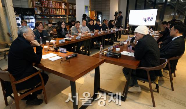 유인촌(왼쪽) 문체부 장관이 27일 만화·웹툰 산업 간담회에서 의견을 나누고 있다. 사진 제공=문체부