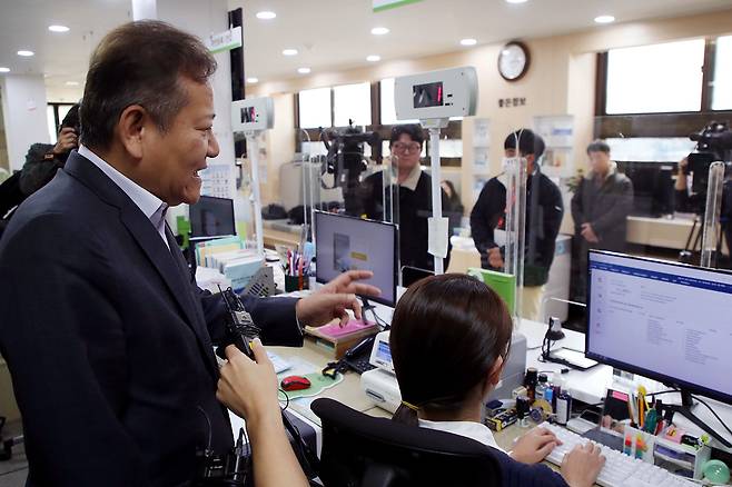 행정전산망 장애 복구를 위한 현장점검을 하고 있는 이상민 행정안전부 장관. ⓒ연합뉴스