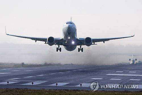공항에서 이륙하는 비행기 [EPA=연합뉴스 자료사진. 재판매 및 DB 금지]