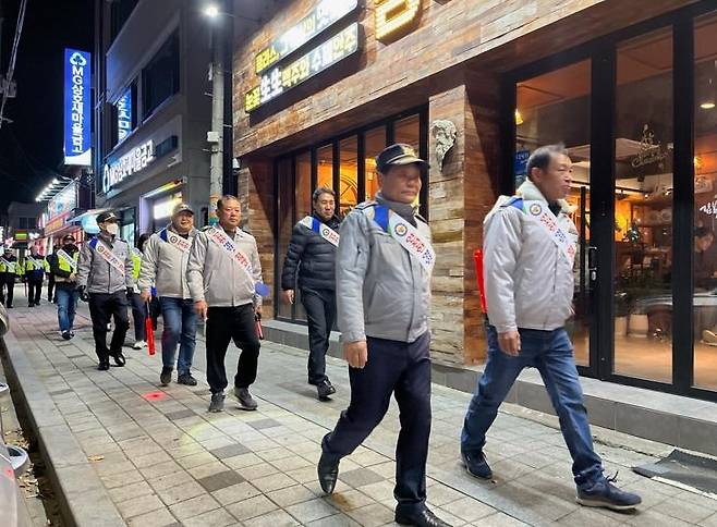 합동 순찰 나선 영암 경찰과 유관기관 회원들 [영암경찰서 제공. 재판매 및 DB 금지]