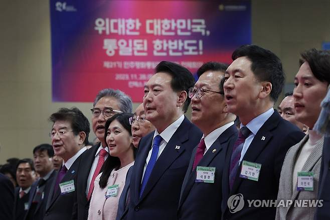 애국가 부르는  윤석열 대통령 (고양=연합뉴스) 임헌정 기자 = 윤석열 대통령이 28일 경기 고양시 킨텍스에서 열린 제21기 민주평화통일자문회의 전체회의에서 애국가를 부르고 있다. 2023.11.28  [대통령실 제공. 재판매 및 DB 금지] kane@yna.co.kr