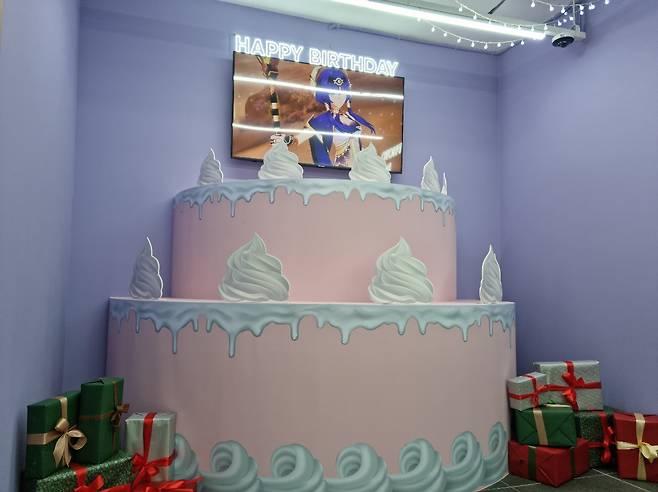 '원신' 테마 카페 4층 '이 달의 생일존'.