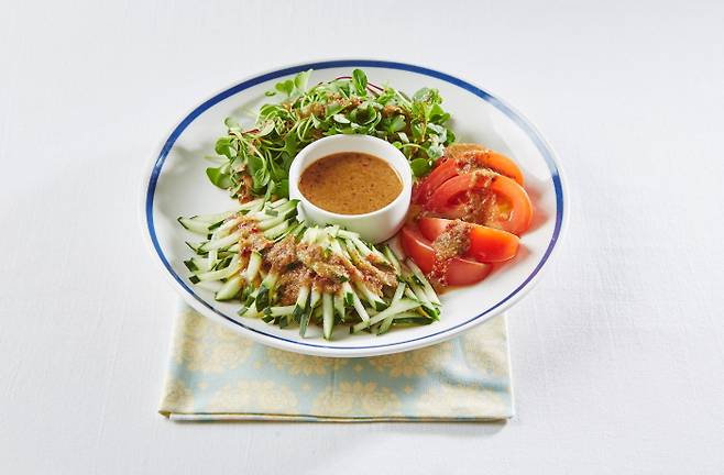 각종 채소에 들깨 소스를 끼얹어 먹으면 맛 좋은 건강식이 될 수 있다.[사진=국립농업과학원]