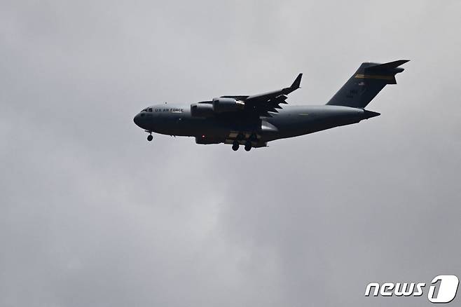 미 공군의 C-17 수송기가 하와이 카훌루이 공항에 착륙할 준비를 하고 있다. (사진은 기사 내용과 무관함) / 뉴스1 ⓒ News1 2023.8.15 ⓒ AFP=뉴스1 ⓒ News1 강민경 기자