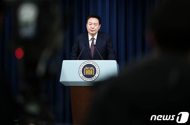 윤석열 대통령이 29일 용산 대통령실 청사 브리핑룸에서 2030 부산세계박람회(엑스포) 유치 무산과 관련한 대국민 메시지를 발표하고 있다. 2023.11.29/뉴스1 ⓒ News1 오대일 기자