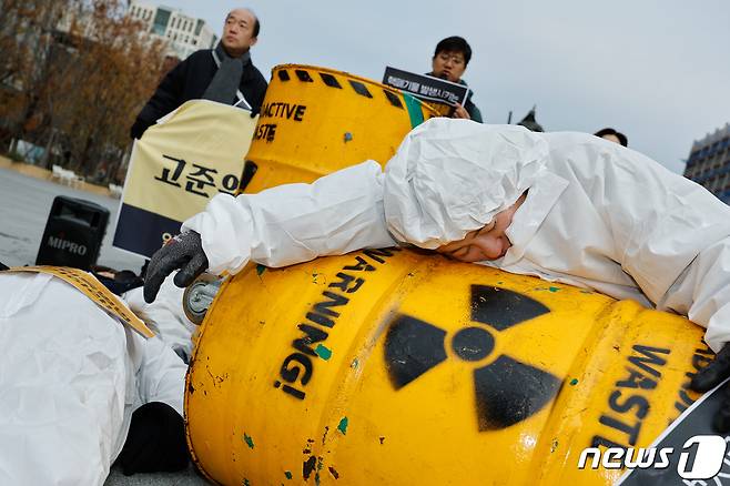 탈핵시민행동, 종교환경회의 회원들이 29일 오전 서울 종로구 광화문 광장에서 '고준위방사성폐기물특별법' 폐기를 촉구하며 쌓여있는 핵폐기물 위에 놓여있는 사람들을 상징하는 퍼포먼스를 하고 있다. 2023.11.29/뉴스1 ⓒ News1 안은나 기자