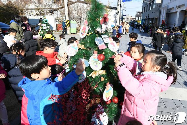 3일 오전 광주 남구 양림동에서 열린 '양림 크리스마스 문화 축제' 트리 꾸미기 경연에서 아이들이 준비해 온 재료로 크리스마스 트리를 장식하고 있다.(광주 남구 제공) 2019.12.3/뉴스1