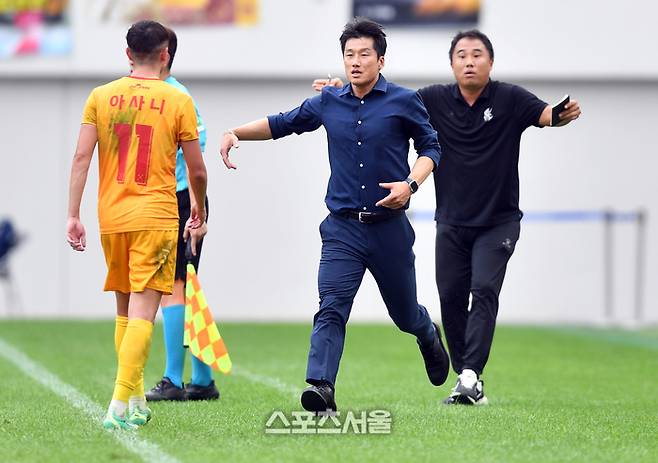 광주 아시니가 17일 서울월드컵 경기장에서 열린  하나원큐 K리그1 서울FC와 광주FC의 경기 후반 교체되다 심판과 언쟁이 붙자 이정효 감독이 달려와 데려가고  있다. 2023.09.17.  강영조기자 kanjo@sportsseoul.com