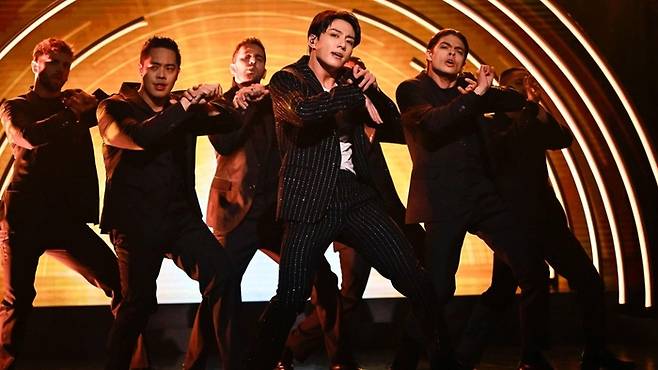 BTS 정국의 ‘골든’은 발매 첫날에만 총214만 7389장이 판매돼 한국 솔로 아티스트가 발매한 앨범 가운데 가장 많은 첫날 판매량을 기록했다. 사진|하이브