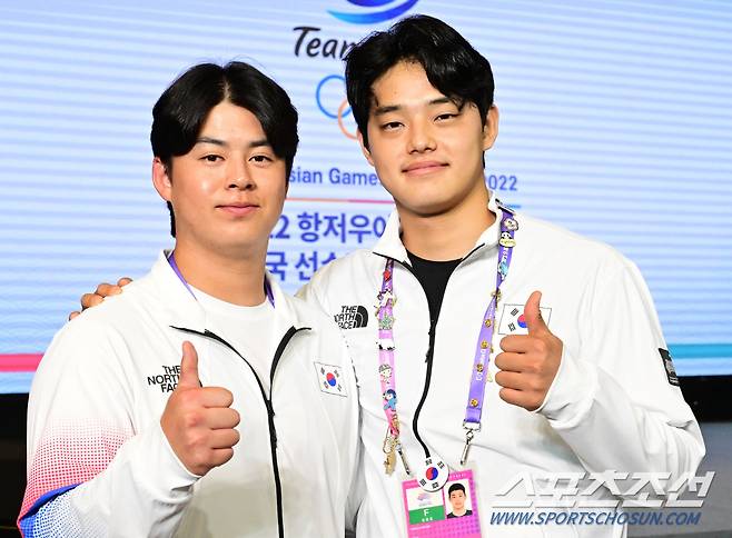 8일 중국 항저우 대한체육회 스포츠외교라운지에서 항저우아시안게임 대한민국 선수단 해단식 및 격려 행사가 열렸다. 포즈를 취하고 있는 야구대표팀 노시환, 문동주. 항저우(중국)=송정헌 기자songs@sportschosun.com/2023.10.08/