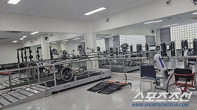 이용호 교수가 이끄는 서울대 체육교육학과 특수체육교실이 운영중인 서울대 내 지체장애인 전용 체육관 '인클루짐'